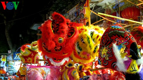 Niños vietnamitas disfrutan una Fiesta del Medio Otoño significativa